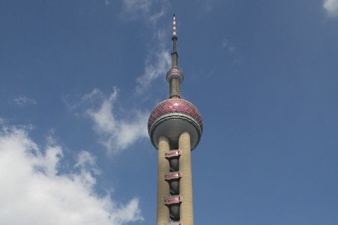 Oriental Pearl Tower — Sfere rosa sospese sopra il fiume Huangpu