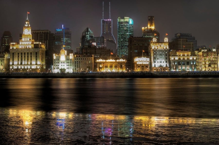 Il Bund — Palazzi coloniali del lungofiume Huangpu, illuminati di notte
