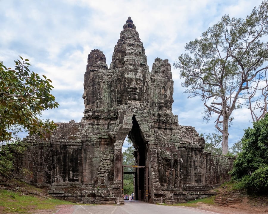 Porta Sud di Angkor Thom — Un varco monumentale custodito da giganti di pietra