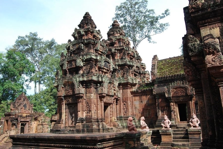 Banteay Srei — Il tempio rosa scolpito come un gioiello