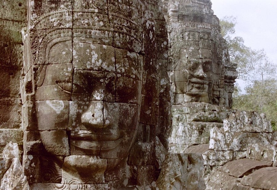 Tempio del Bayon — Oltre duecento volti di pietra sorridono da ogni torre