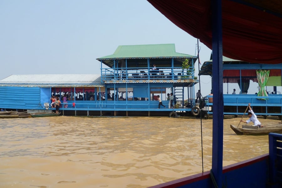 Villaggio galleggiante sul Tonle Sap — Case, scuole e negozi che seguono il livello dell'acqua