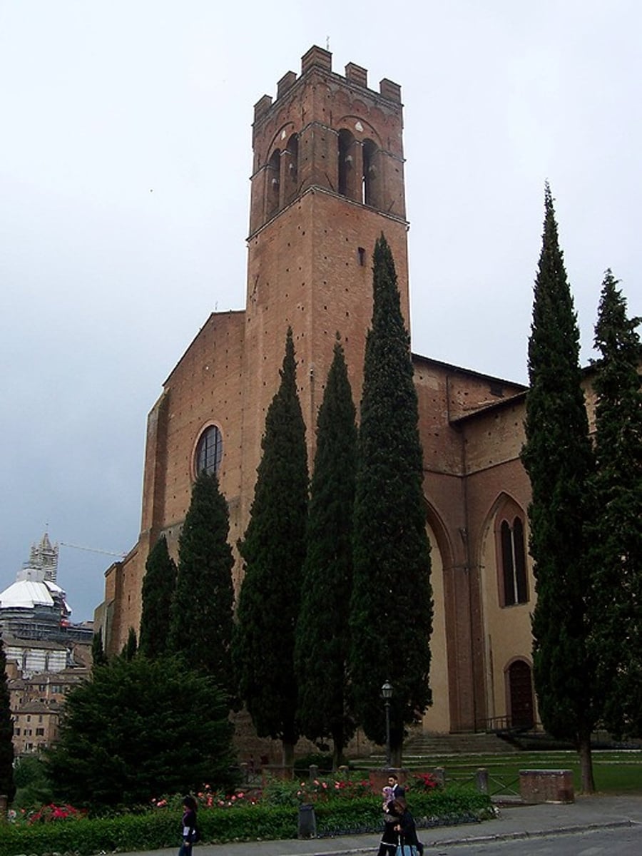 Basilica di San Domenico — Mattoni e cipressi sulla collina di Camporegio