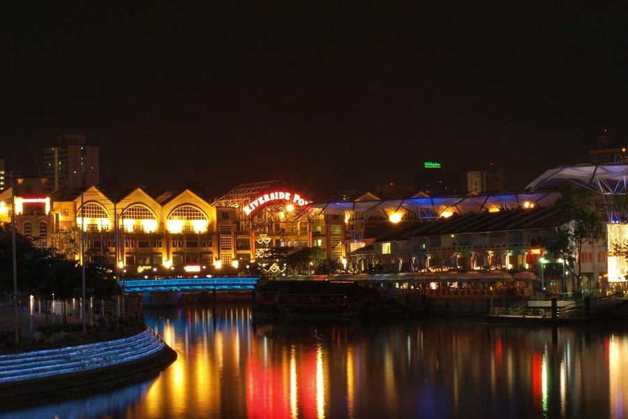 Clarke Quay — Le banchine colorate lungo il fiume Singapore
