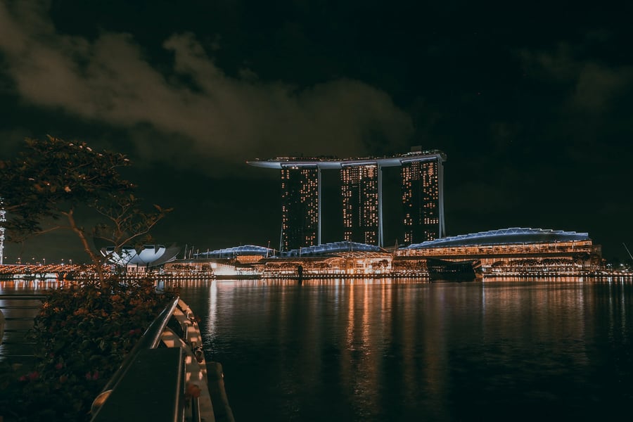 Marina Bay Sands — Tre torri unite da una nave sospesa nel cielo