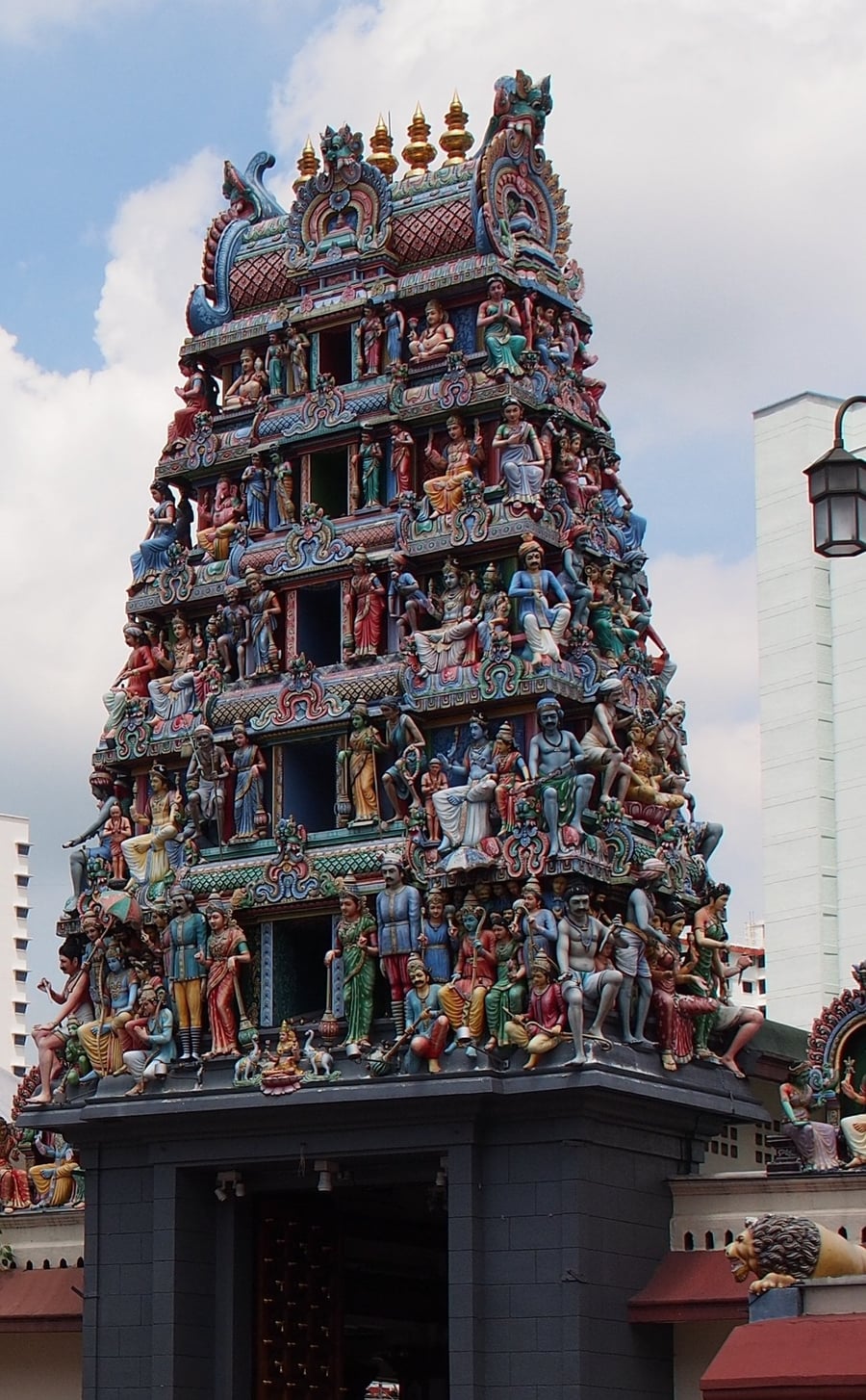 Tempio di Sri Mariamman — Il gopuram colorato nel cuore di Chinatown