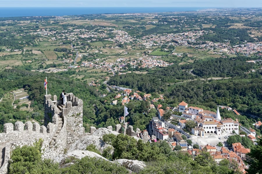 Il Castelo dos Mouros — Le mura merlate che seguono il crinale della montagna
