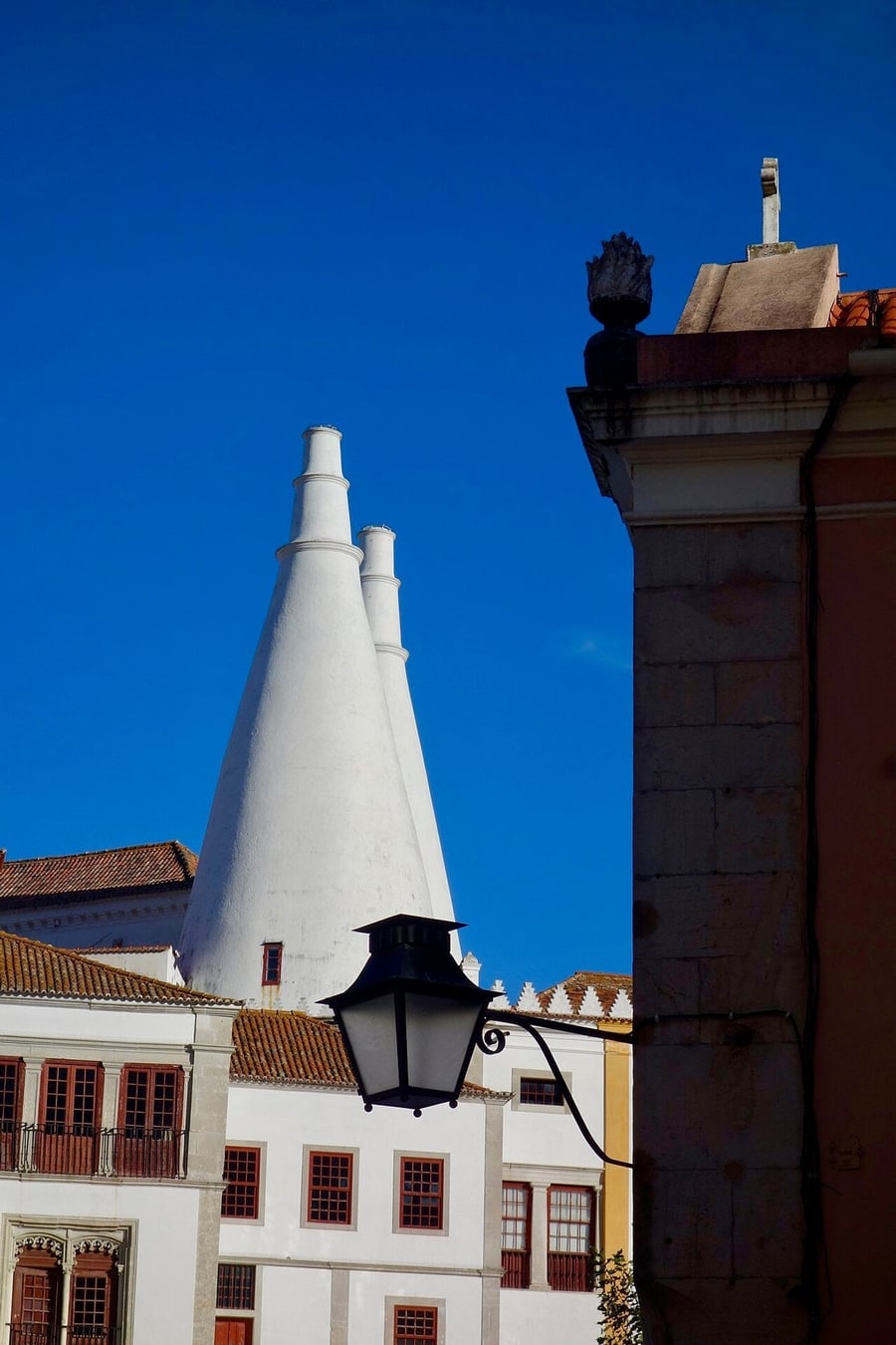 Il Palácio Nacional de Sintra — Due enormi comignoli conici sopra i tetti della città