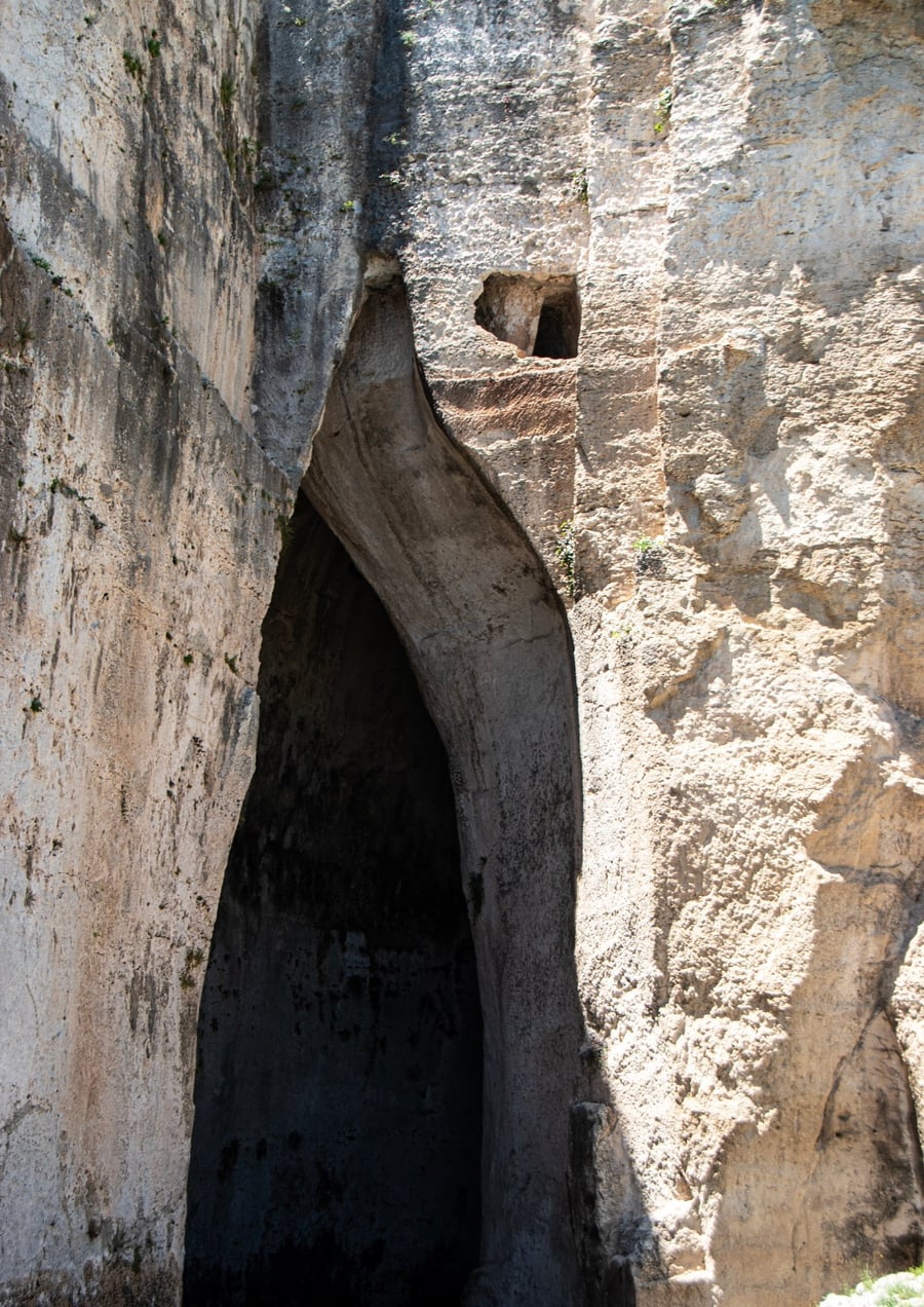 Orecchio di Dionisio — Una grotta artificiale dall'acustica leggendaria