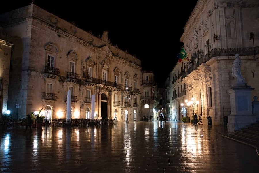 Piazza Duomo, Ortigia — Una cattedrale nata dalle colonne di un tempio greco