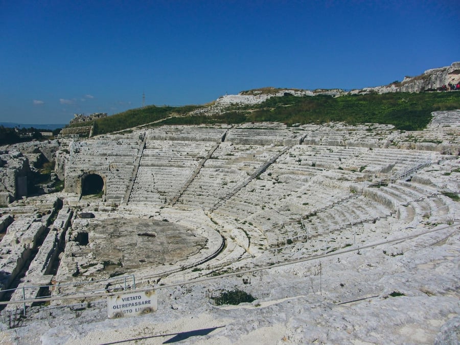 Teatro Greco — Uno dei più grandi teatri del mondo antico, ancora vivo ogni primavera