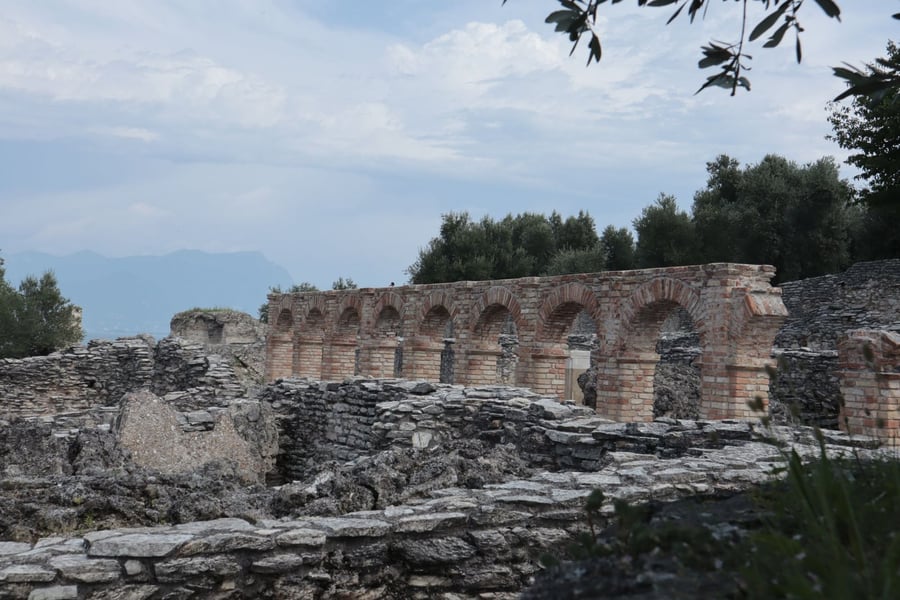 Le Grotte di Catullo — I resti di una grande villa romana sulla punta della penisola