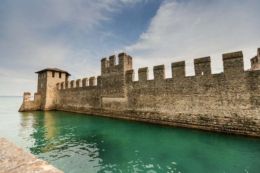Le mura della Rocca — Il fossato che ancora oggi circonda il castello