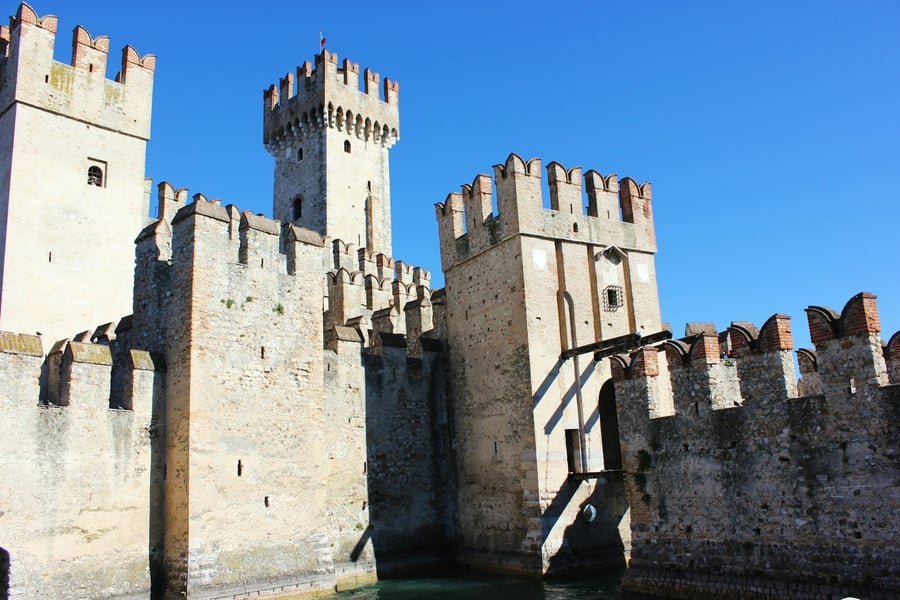 La Rocca Scaligera — Il castello che difende l'accesso alla penisola