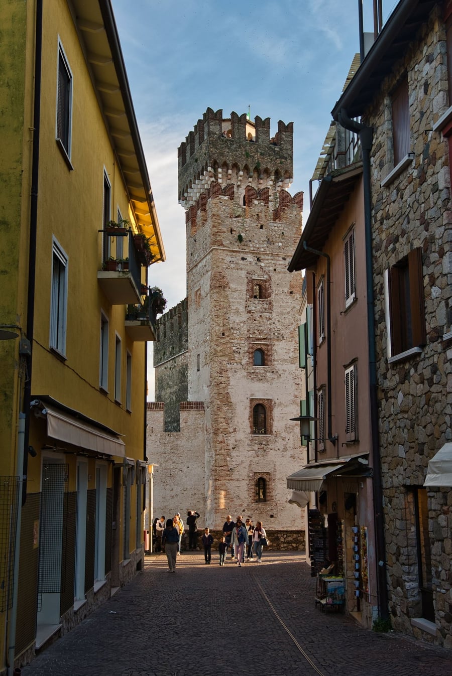 Il centro storico — Vicoli medievali all'ombra della torre del castello