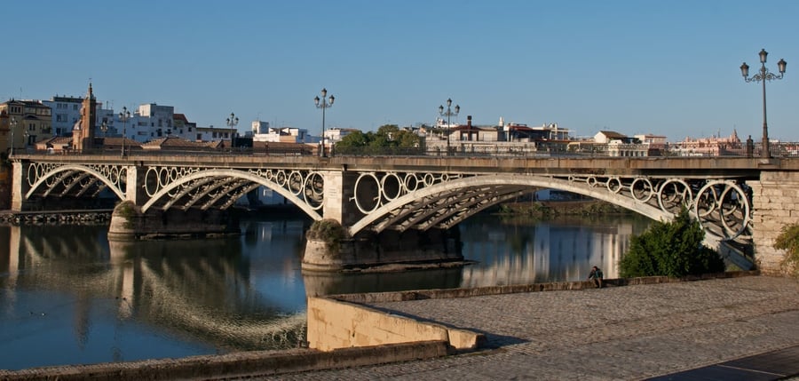 Puente de Triana — Il ponte in ferro che collega il centro al quartiere gitano di Triana