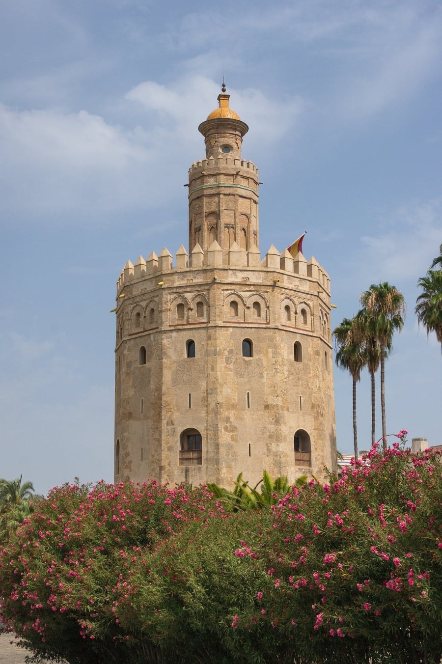Torre del Oro — La torre di guardia dorata sulle rive del Guadalquivir, tra oleandri e palme