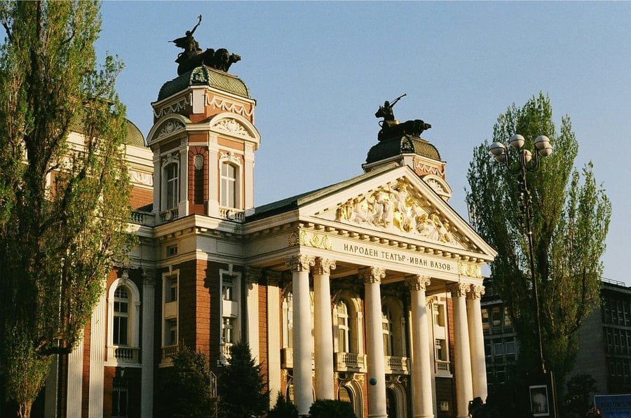 Il Teatro Nazionale Ivan Vazov — La facciata neoclassica progettata a Vienna nel 1907