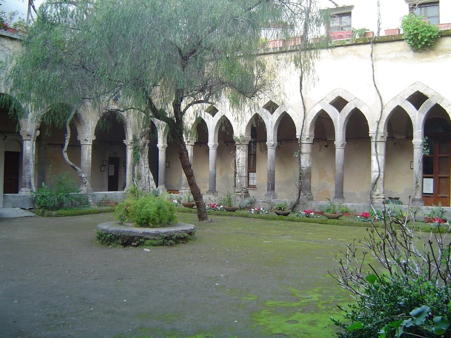 Chiostro di San Francesco — Il chiostro dagli archi intrecciati