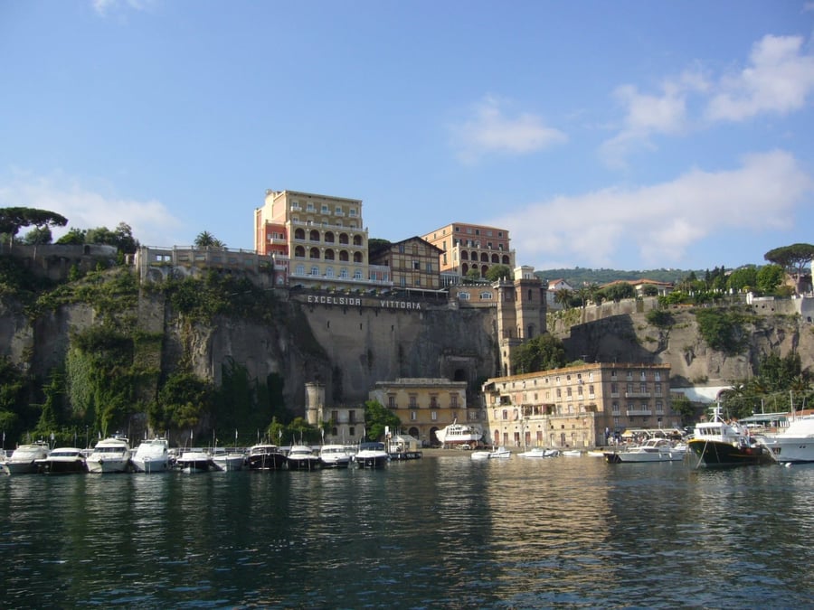 Marina Piccola — Il porto turistico sotto la scogliera