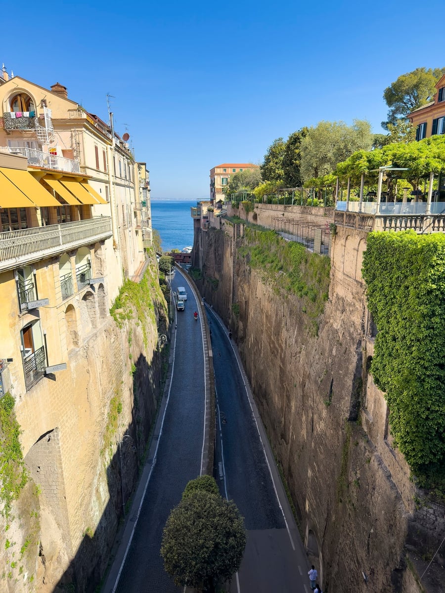 Piazza Tasso — Il salotto della città sospeso sulla scogliera