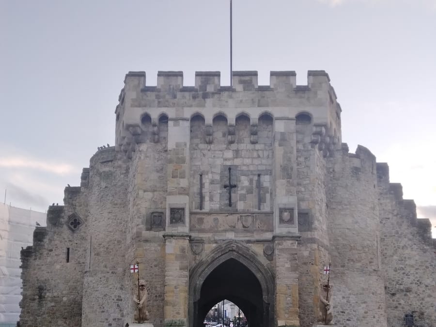 La Bargate — La porta medievale in mezzo alla citta'