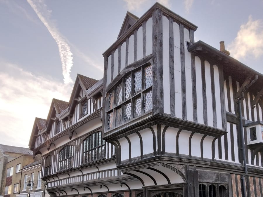 Tudor House — Cinquecento anni di travi a vista