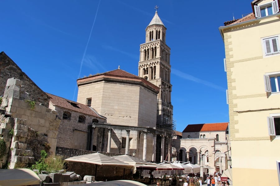 Campanile della Cattedrale di San Doimo — Una torre romanica costruita sul mausoleo dell'imperatore che perseguitò i cristiani