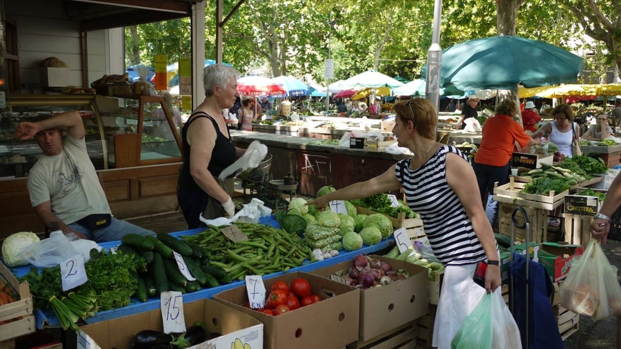 Il Pazar — Il mercato di frutta e verdura appena fuori dalle mura del palazzo