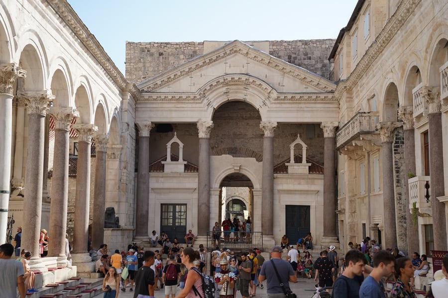 Peristilio del Palazzo di Diocleziano — Il cuore cerimoniale di un palazzo imperiale diventato piazza cittadina