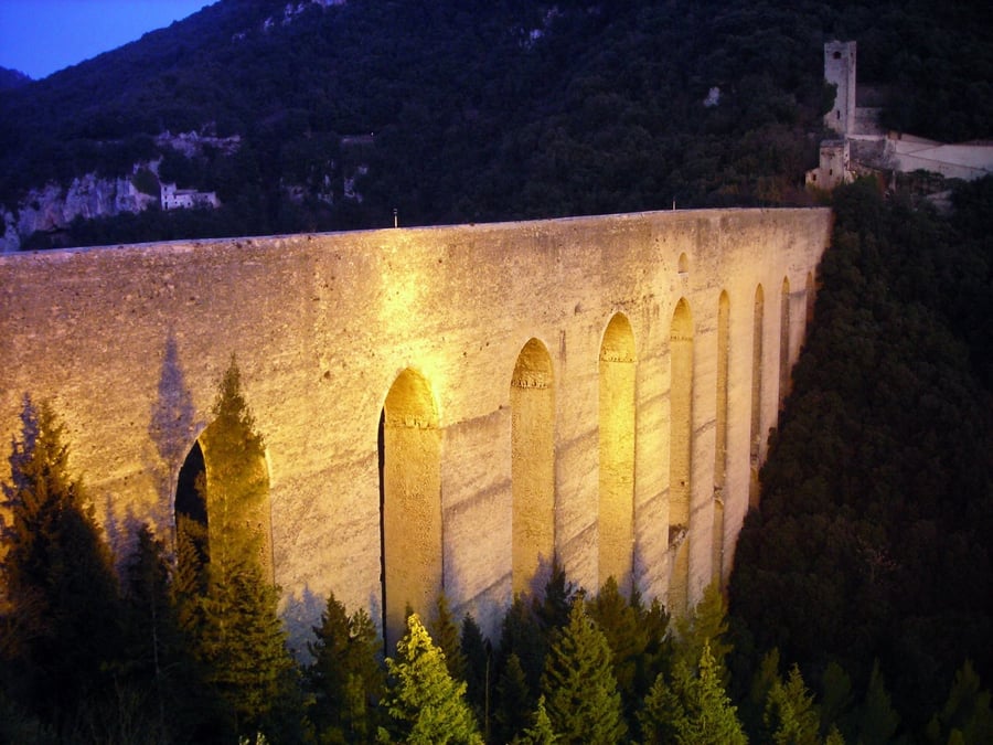 Ponte delle Torri — Il ponte sospeso sulla gola
