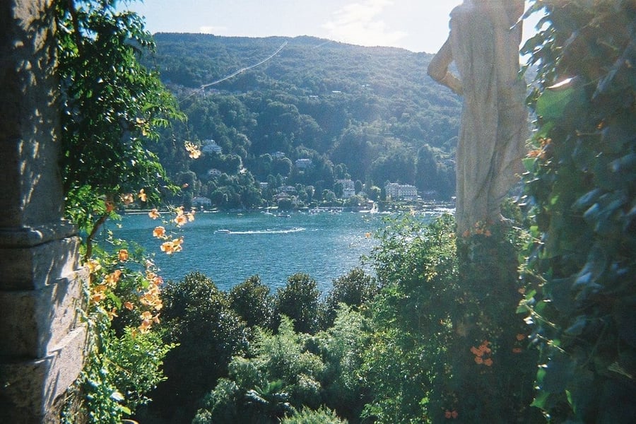 Il giardino di Isola Bella — Statue, fiori rampicanti e la vista su Stresa dal parco barocco