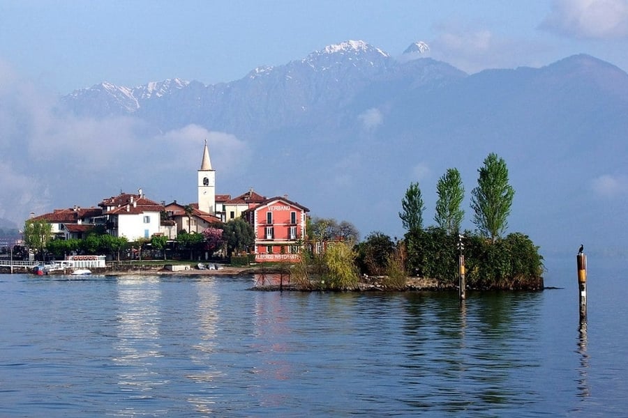 L'Isola dei Pescatori — Il borgo di pescatori tra le case colorate e il campanile