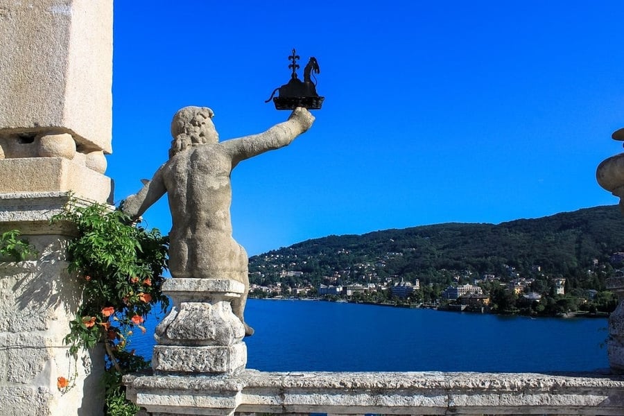 La statua e l'unicorno dei Borromeo — Un dettaglio scultoreo con lo stemma araldico della famiglia