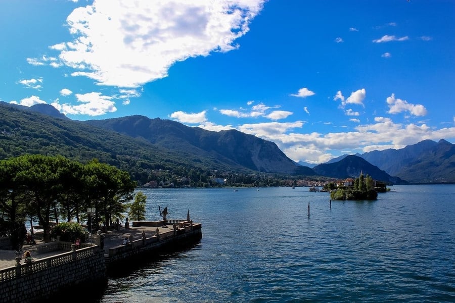 La terrazza del Palazzo Borromeo — La balaustra barocca affacciata sul lago verso Stresa
