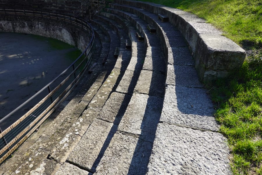 L'Anfiteatro romano — I gradoni in pietra dell'anfiteatro, scavati nel pendio alle porte della città