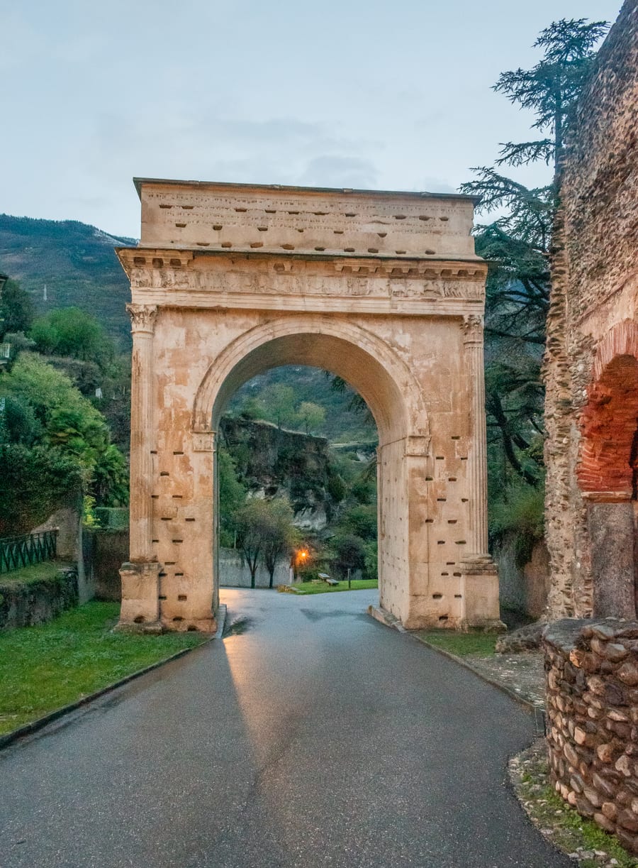 L'Arco di Augusto — L'arco romano del 9-8 a.C. che segna l'ingresso storico alla città