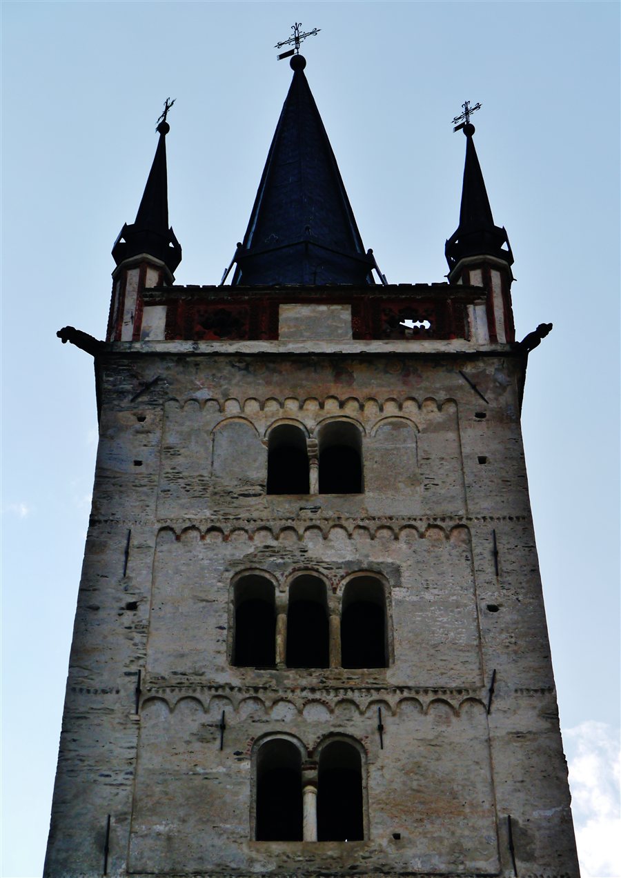 Il campanile della Cattedrale — La torre romanica della Cattedrale di San Giusto, fra i tetti della città vecchia