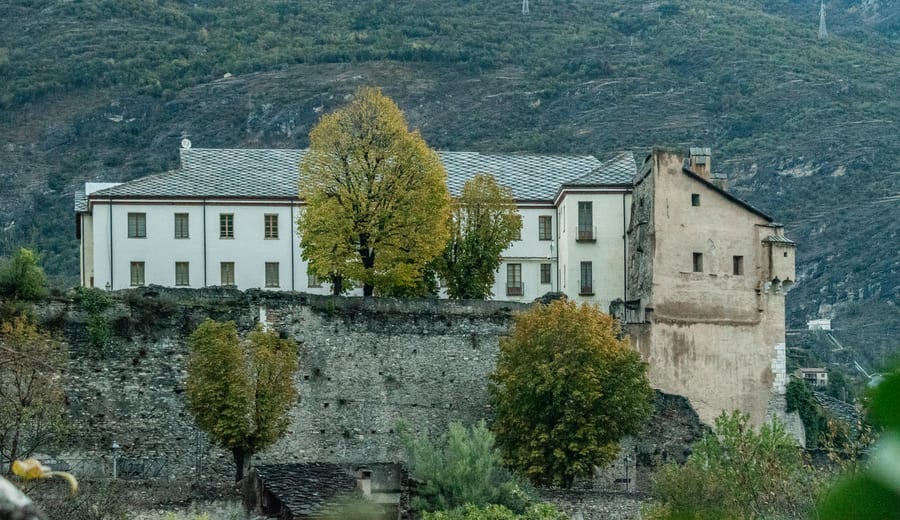 Il Castello della Contessa Adelaide — Il castello medievale sul colle, cinto dalle antiche mura romane