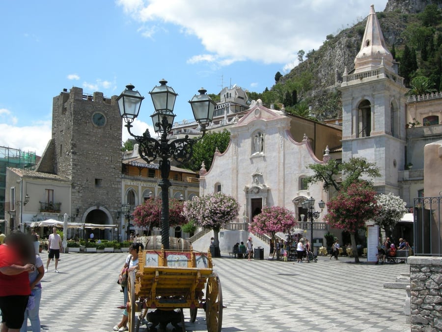 Piazza IX Aprile — La torre dell'orologio e la chiesa di San Giuseppe