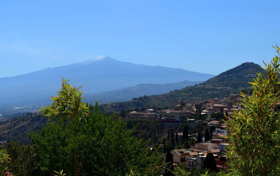 Vista sull'Etna — Il vulcano visto dal belvedere del paese