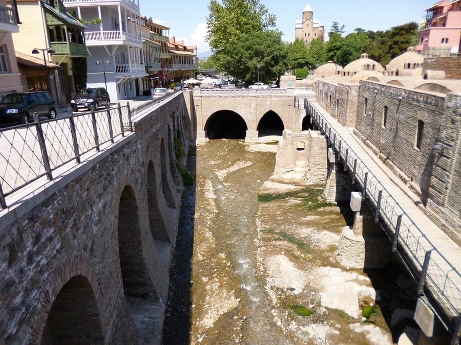 I bagni solforosi di Abanotubani — Le cupole in mattoni del quartiere termale
