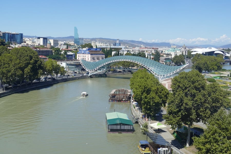 Il Ponte della Pace — Vetro e acciaio sul fiume Mtkvari