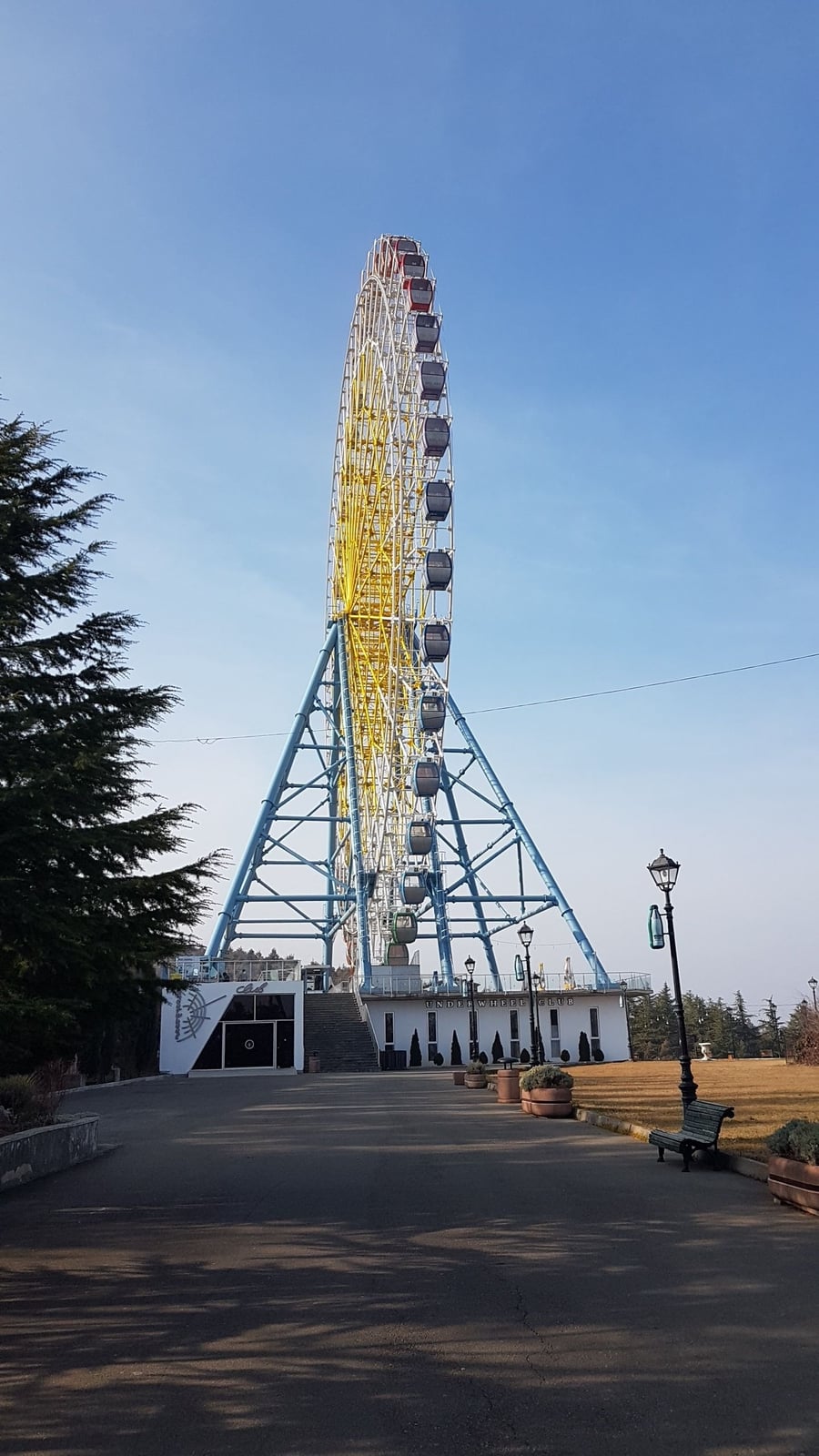 Il parco di Mtatsminda — La ruota panoramica sopra la città
