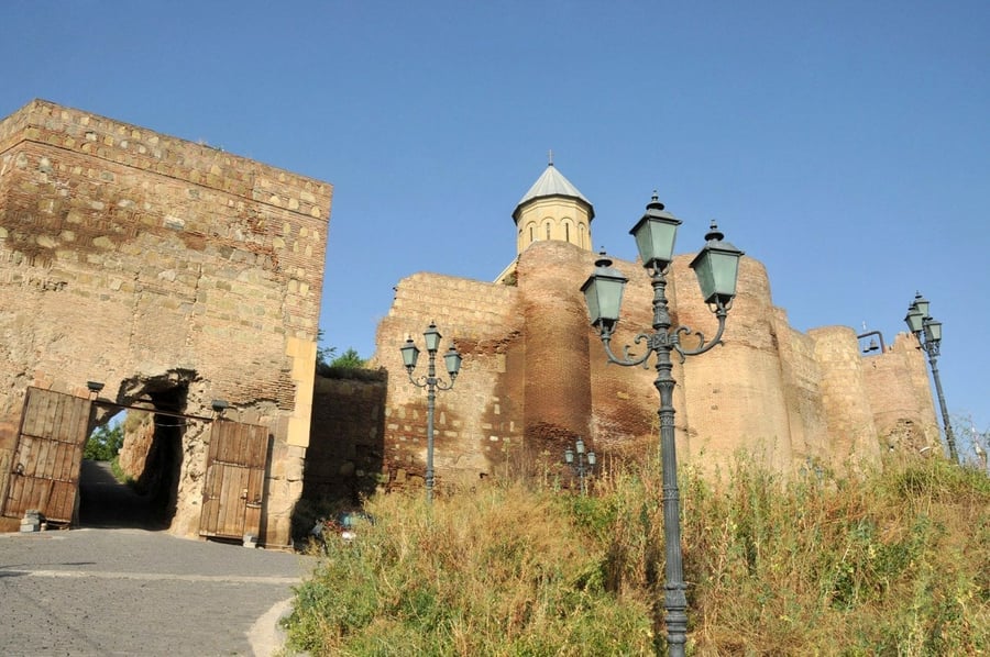 La fortezza di Narikala — Le mura che dominano la città vecchia