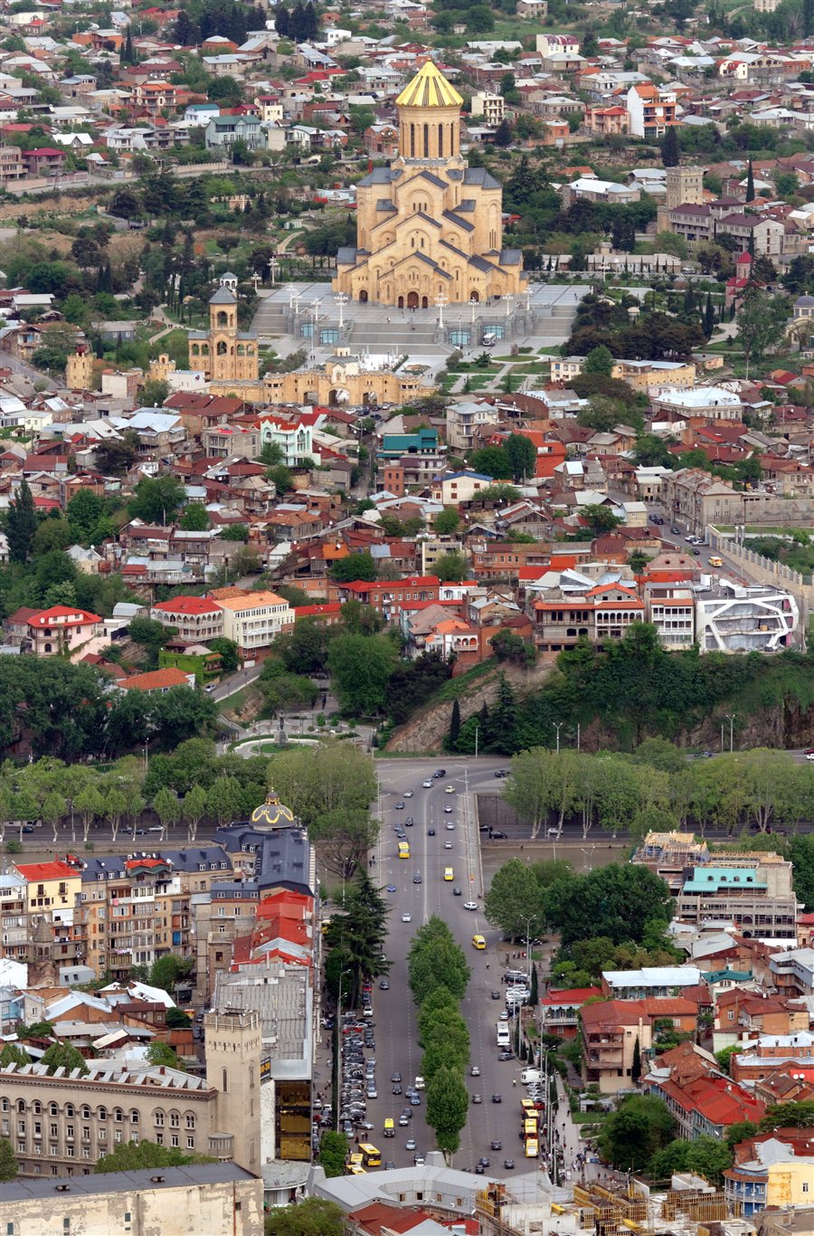 La Cattedrale della Sameba — La Santissima Trinità sopra i tetti di Tbilisi