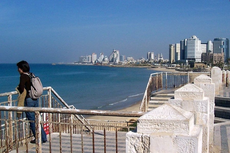 Lo skyline visto da Giaffa — I grattacieli bianchi che si affacciano sulla spiaggia