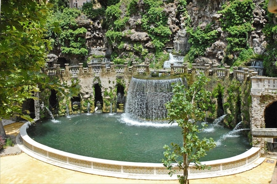 The Oval Fountain — A semicircular waterfall among grottoes and stone nymphs