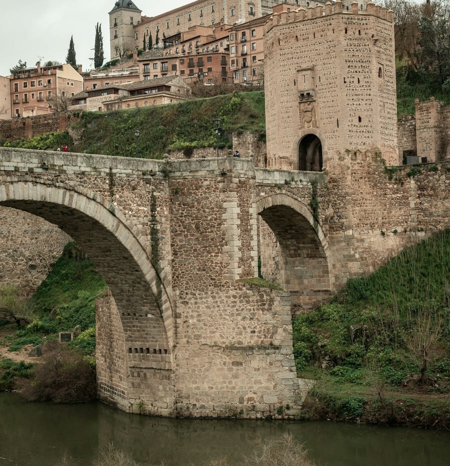 Il Puente de San Martín — Un ponte medievale sospeso sopra le gole del Tago