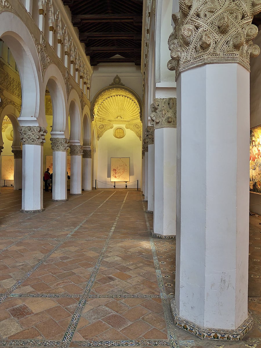 La Sinagoga di Santa María la Blanca — Archi a ferro di cavallo di un passato multiculturale